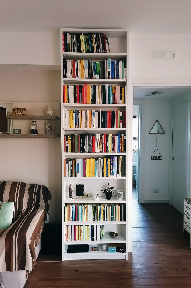 Libreria configurata su mobilesumisura: esempio di spazi tra ripiani